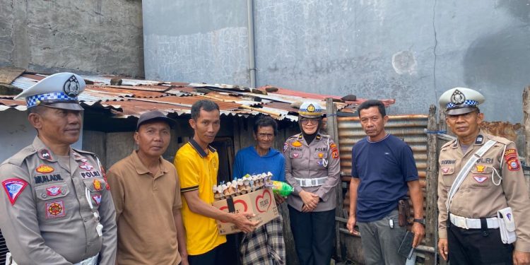 Personel Satlantas Polres Bulukumba Beri Bantuan Sembako ke Warga Kurang Mampu