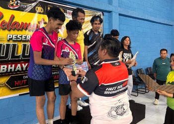 Badminton Bhayangkara Cup 2026 Berakhir, Kapolres Selayar Serahkan Hadiah ke Pemenang