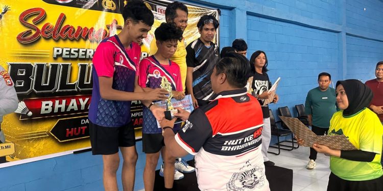 Badminton Bhayangkara Cup 2026 Berakhir, Kapolres Selayar Serahkan Hadiah ke Pemenang