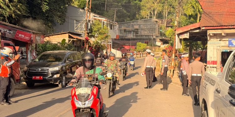 Personel Polres Tana Toraja Pengamanan dan Gatur Lalin Saat Kunker Ketum TP PKK Pusat