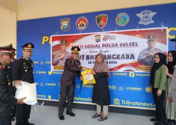 Kapolres Luwu Bagi Beras ke Masyarakat di Momen Hari Bhayangkara ke-80