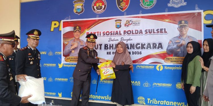 Kapolres Luwu Bagi Beras ke Masyarakat di Momen Hari Bhayangkara ke-80