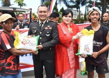 Kapolres Bulukumba bersama Ketua Bhayangkari Berbagi Kebahagiaan ke Masyarakat di Hari Jadi Bhayangkara ke-80