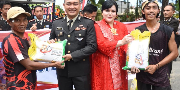 Kapolres Bulukumba bersama Ketua Bhayangkari Berbagi Kebahagiaan ke Masyarakat di Hari Jadi Bhayangkara ke-80
