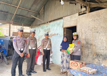Jumat Berkah, Sat Lantas Polres Bulukumba Bagi Sembako ke Warga Kurang Mampu