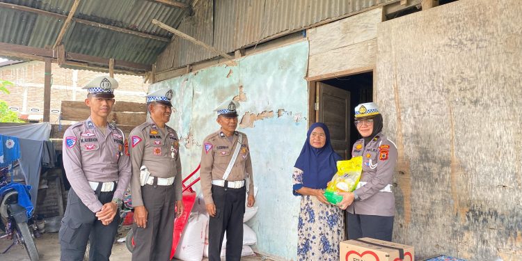 Jumat Berkah, Sat Lantas Polres Bulukumba Bagi Sembako ke Warga Kurang Mampu