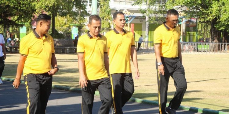 Jaga Kebugaran Tubuh, Waka Polres Parepare bersama Personel Lakukan Olahraga