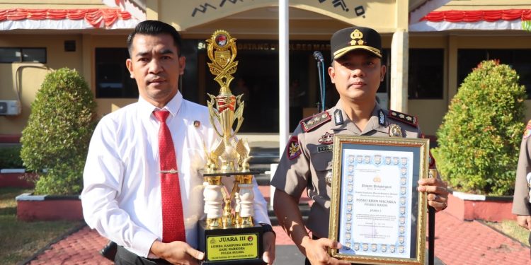Kapolres Maros Beri Penghargaan kepada Personel Berprestasi Periode 2026