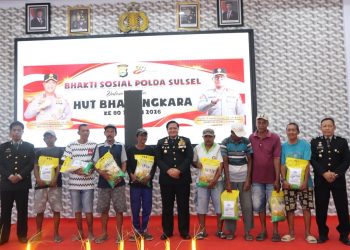 Dimomen Hari Bhayangkara ke-80, Kapolres Selayar Bagi Beras ke Warga Prasejahtera