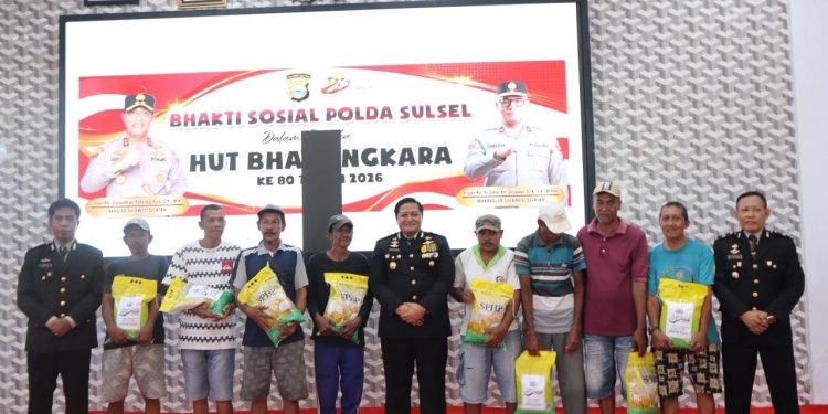 Dimomen Hari Bhayangkara ke-80, Kapolres Selayar Bagi Beras ke Warga Prasejahtera