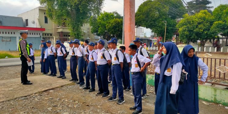 Personel Satlantas Polres Luwu Tanamkan Budaya Tertib Berlalu Lintas Sejak Dini di SMPN 3 Belopa