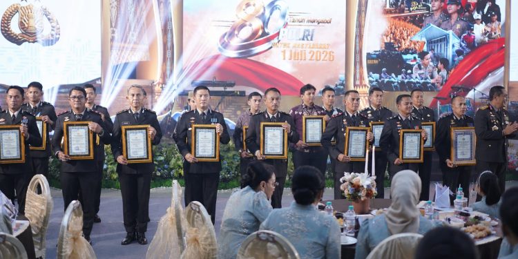 Kapolres Pinrang bersama 16 Personel Terima Penghargaan Dari Kapolda Sulsel di Momen Hari Bhayangkara ke-80