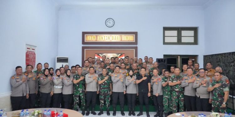 Kapolrestabes Makassar bersama PJU dan Kapolres Pelabuhan Silaturahmi Dengan Dandim 1408