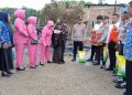 Kapolsek Pitumpanua Polres Wajo Pimpin Pembagian Bantuan ke Korban Kebakaran Rumah di Siwa