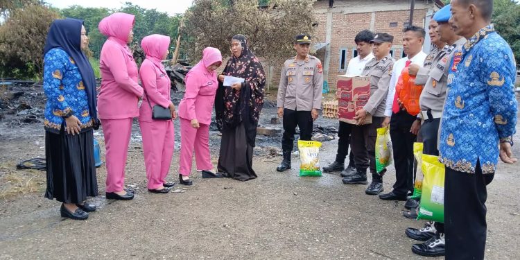 Kapolsek Pitumpanua Polres Wajo Pimpin Pembagian Bantuan ke Korban Kebakaran Rumah di Siwa