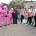 Kapolsek Pitumpanua Polres Wajo Pimpin Pembagian Bantuan ke Korban Kebakaran Rumah di Siwa