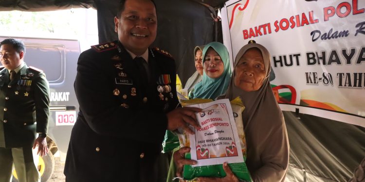Momentum Hari Bhayangkara ke-80, Kapolres Jeneponto Bagi Beras Gratis ke Warga