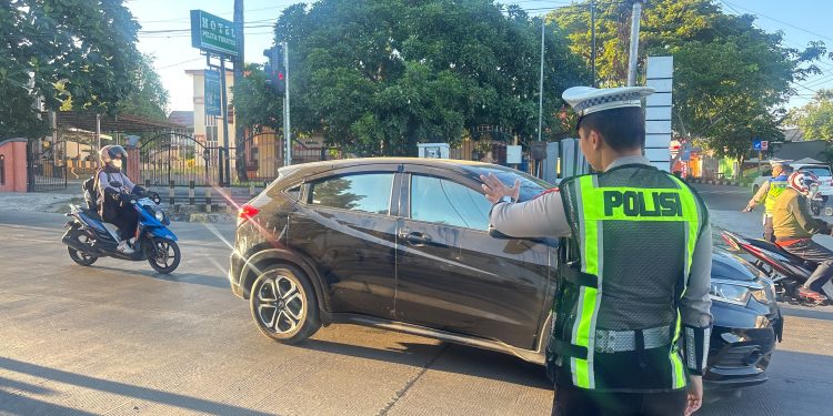 Personel Satlantas Polres Jeneponto Berikan Pelayanan Prima di Pagi Hari