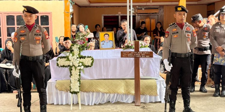 Personel Polres Tana Toraja Gelar Upacara Persemayaman Kedinasan Alm AIPTU Anton Jacob Subhara