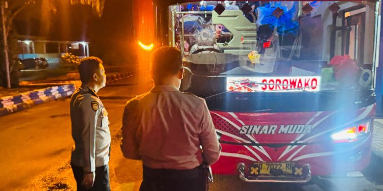 Personel Polres Luwu Gerak Cepat Tangani Pelemparan Bus di Suli