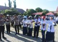 Kapolres Bulukumba Bagi Helm ke Pelajar di Hari Pertama Ajaran Baru