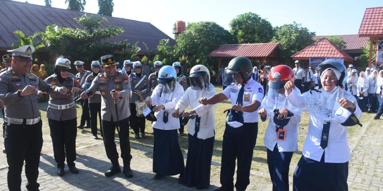 Kapolres Bulukumba Bagi Helm ke Pelajar di Hari Pertama Ajaran Baru