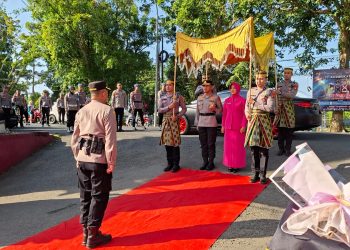 Prosesi Adat dan Tradisi Kepolisian Warnai Penyambutan AKBP Astoto di Polres Bone