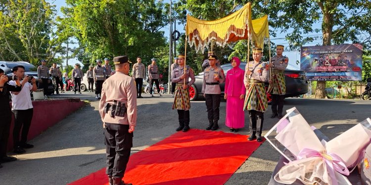 Prosesi Adat dan Tradisi Kepolisian Warnai Penyambutan AKBP Astoto di Polres Bone