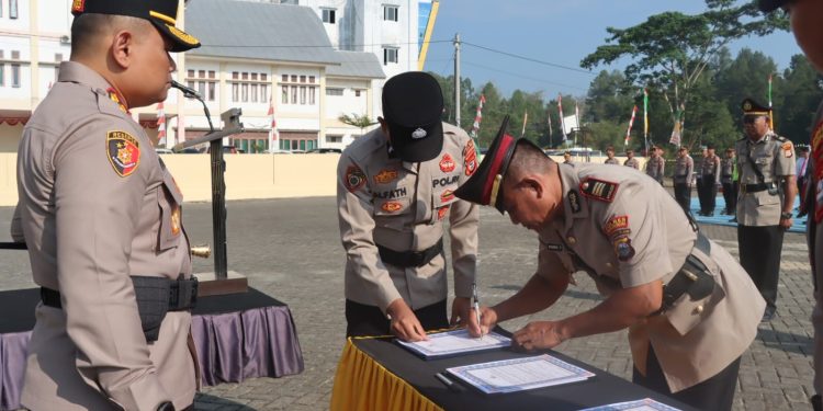 Penyegaran Struktur Organisasi, Kapolres Toraja Utara Pimpin Sertijab Kapolsek dan Lantik Kasi Humas