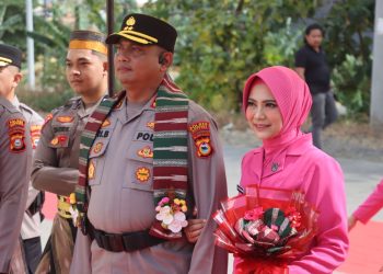 AKBP Hari Budiyanto bersama Ny Anie Disambut Dengan Tradisi Adat di Polres Soppeng