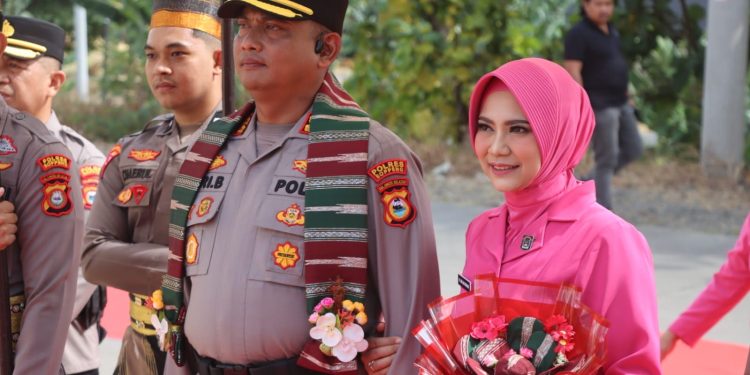 AKBP Hari Budiyanto bersama Ny Anie Disambut Dengan Tradisi Adat di Polres Soppeng
