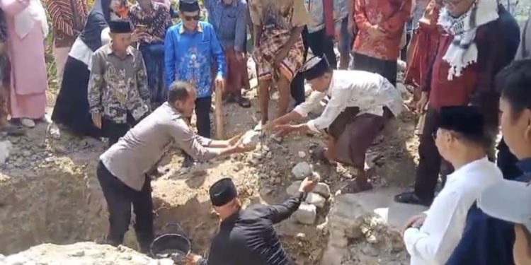 Wujud Kehadiran Polri, Personel Polres Tator Hadiri Peletakan Batu Pertama Masjid Al-Mustaidah