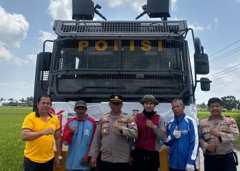 Kemarau Melanda, Kapolres Sidrap Turunkan Water Cannon Untuk Aliri Sawah Warga