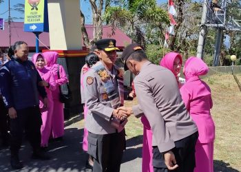 Kapolresta Gowa bersama Ketua Bhayangkari Kunker dan Bakti Sosial di Polsek Tinggimoncong