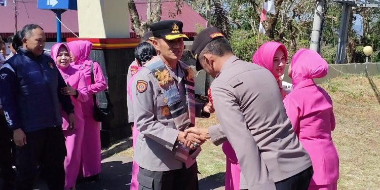 Kapolresta Gowa bersama Ketua Bhayangkari Kunker dan Bakti Sosial di Polsek Tinggimoncong