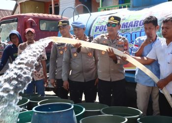 Hadir di Tengah Masyarakat, Waka Polres Maros Pimpin Penyaluran Air Bersih di Bontoa