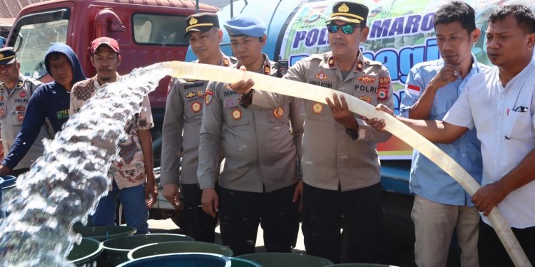 Hadir di Tengah Masyarakat, Waka Polres Maros Pimpin Penyaluran Air Bersih di Bontoa
