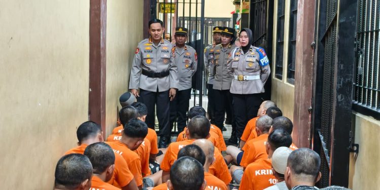 Kapolresta Gowa Tinjau Ruang Tahanan, Sampaikan Pesan Moral dan Harapan Baru