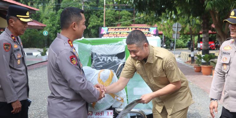 Dukung Gerakan Peduli Lingkungan, Kapolres Wajo Terima Secara Simbolis Armada Motor Sampah Roda Tiga Dari DLH