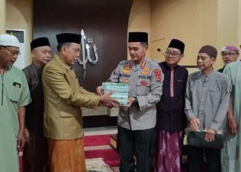 Gelar Safari Subuh, Kapolresta Gowa Tebar Keberkahan Melalui Wakaf Al-Qur’an