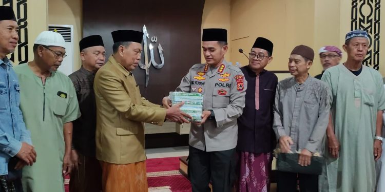 Gelar Safari Subuh, Kapolresta Gowa Tebar Keberkahan Melalui Wakaf Al-Qur’an