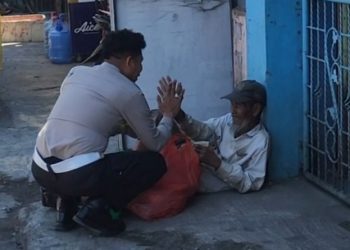 Sentuhan Kemanusiaan di Tengah Tugas, Kasat Lantas Polresta Gowa Berbagi ke Pemulung