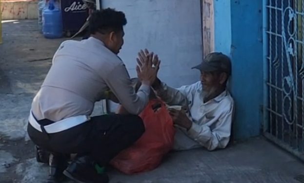Sentuhan Kemanusiaan di Tengah Tugas, Kasat Lantas Polresta Gowa Berbagi ke Pemulung