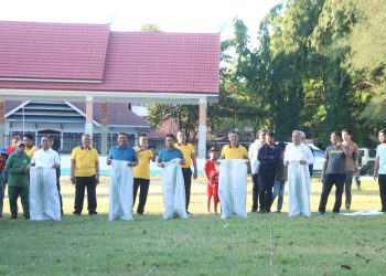 Semangat Kemerdekaan RI, Kapolres Wajo Bersama Forkopimda dan Masyarakat Meriahkan Lomba Balap Karung