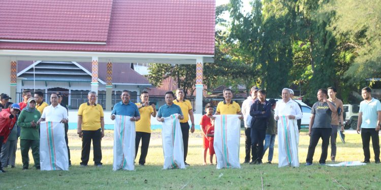 Semangat Kemerdekaan RI, Kapolres Wajo Bersama Forkopimda dan Masyarakat Meriahkan Lomba Balap Karung