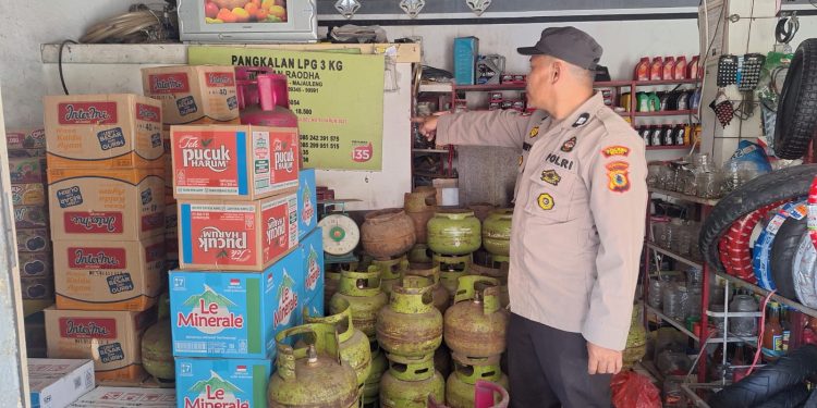 Antisipasi Kemacetan dan Pastikan Distribusi Gas Tepat Sasaran, Polsek Majauleng Polres Wajo Gelar Patroli