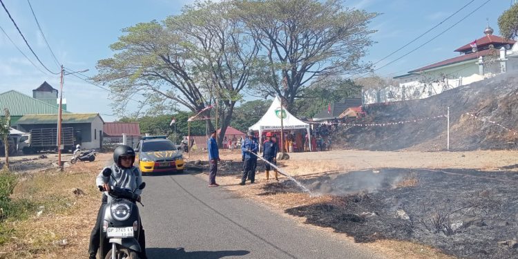 Respon Cepat! Ka Spkt Polsek Soreang Bantu Damkar Padamkan Kebakaran Lahan