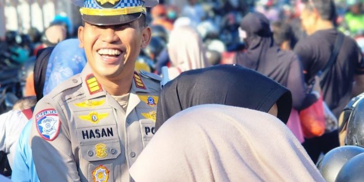 Ditengah CFD, Kasat Lantas Polresta Gowa Hadir Lebih Dekat dengan Masyarakat