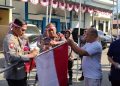 Kapolresta Gowa Turun Langsung Bagi dan Pasang Bendera Merah Putih di Rumah Warga