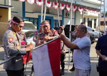 Kapolresta Gowa Turun Langsung Bagi dan Pasang Bendera Merah Putih di Rumah Warga
